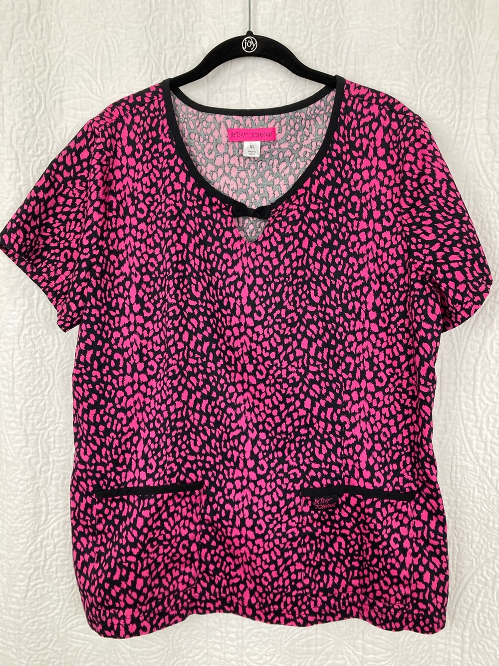 Koi Betsy Johnson Pink & Black Leopard Print Scrub Top sz XL